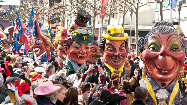 Bild: SWR/Tobias Mühlenbeck Auch in diesem Jahr dabei: die "Schwellköppe" als typische Figuren des Mainzer Rosenmontagszug. Dessen Motto lautet in diesem Jahr: "In Meenz zu feiern, des ist nett, but dont forget se Zugplakett!"