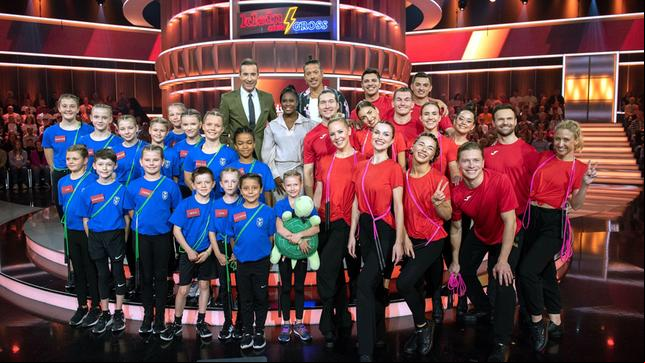 Bild: NDR/Thorsten Jander Die Kindern des Turnvereins Roringen von 1928, das „Lets Dance“-Allstar-Team sowie Motsi Mabuse und Jorge González.