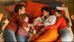 Familiennachwuchs (v. li. n. re.): Zwischen Freddy (Oliver Wnuk), Niko (Max Günther), Juliana (Meike Droste) und Zoé (Sophie Reiling) liegt nun die kleine Mila Fritzie Kleemann.