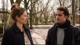 Freddy (Oliver Wnuk, re.) und Juliana (Meike Droste, li.) müssen etwas klären.