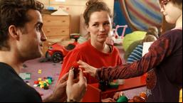 Freddy (Oliver Wnuk, li.) und seine Kollegin Lara (Franziska Wulf, Mitte) spielen mit der kleinen Amelie (Lotta Jauch, re.).