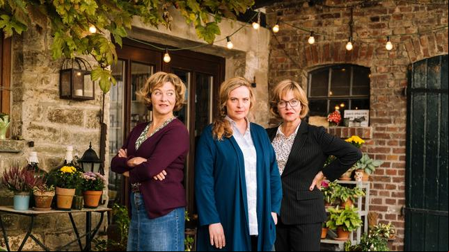 Gastronomin Toni Janssen (Diana Amft, Mitte) mit ihrer Mutter Heidi (Margarita Broich, li.) und Tante Claudia (Margarita Broich, re.).