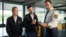 Jana (Barbara Prakopenka), Moritz (Ferdi Özten) und Sami (Adnan Maral) unterhalten sich über Väter.