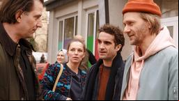 Kita-Leiter Freddy (Oliver Wnuk,  2. v. re.) und seiner Kollegin Lara (Franziska Wulf, 2. v. li.) ist eine gute Stimmung zwischen den Eltern (Matthias Lier, re. & Ole Eisfeld, li.) wichtig.