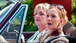Lisbeth (Saskia Vester, links) und Carla (Katja Flint) verstehen sich immer besser.