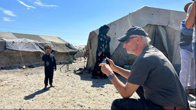 Bild: SWR/Matthias Ebert Mit der NGO “Friedensdorf International” untersucht Michael Wilk Kinder, die Verbrennungen erlitten haben, um sie in Deutschland operieren zu lassen.Dafür besucht der deutsche Arzt auch die Flüchtlingscamps.