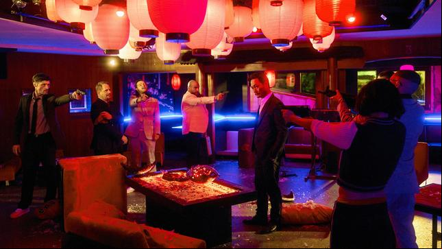 V. li. n. re.: Pepsi (Stipe Erceg), Giovanni (Moritz Bleibtreu), Stulle (Frederick Lau) und Barro (Veysel Gelin) legen auf die Japaner an. Yakuza-Chef Yamashito (Yusuke Yamasaki) bleibt cool.