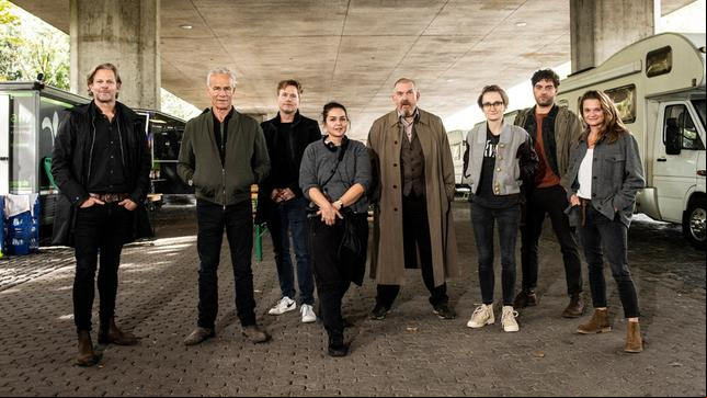 Bild: WDR/Bavaria Fiction GmbH/Martin Valentin Menke WESTDEUTSCHER RUNDFUNK KÖLN Drehstart Tatort Köln "Schutzmaßnahmen" (AT) v.l.n.r.: Jan Kruse (Produzent), Klaus J. Behrendt (Rolle Max Ballauf), Götz Bolten (Redaktion WDR), Nina Vukovic (Regie), Dietmar Bär (Rolle Freddy Schenk), Julia Jalnasow (Kamerafrau), Timur Isik (Rolle Karim Farooq), Natalie Spinell (Rolle Sonja Schenk)