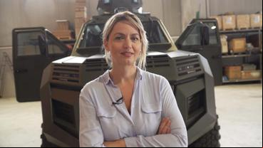 Bild: SWR Unternehmerin Arjeta Puca vor einem gepanzerten Fahrzeug