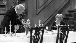Zu Silvester ein Klassiker und nicht mehr wegzudenken aus deutschen Wohnzimmern: "Dinner for one" – ein Sketch mit Freddie Frinton als Diener James und May Warden als alleinspeisende alte Dame Miss Sophie entwickelte sich zum alljährlichen Publikums-Hit zum Jahreswechsel.