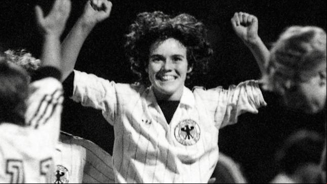 Bild: rbb/Picture Alliance Birgit Dahlke beim Torjubel im ersten Länderspiel gegen Schweiz 1982.