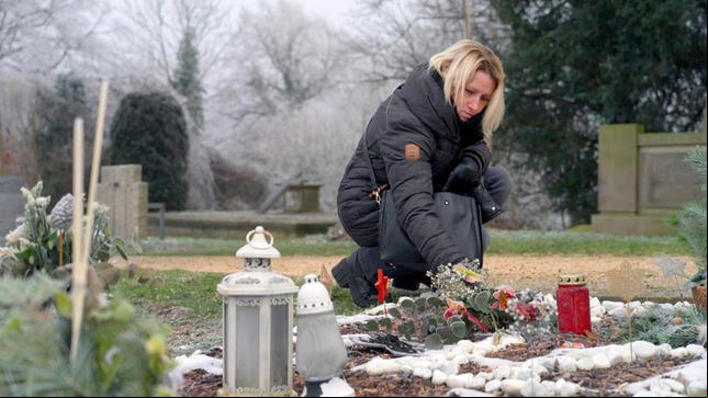 Bild: WDR/Martina Di Lorenzo Joanna am Grab ihres getöteten Sohnes Philipos