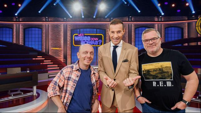 Bild: ARD/MORRIS MAC MATZEN Kai Pflaume und die beiden Teamkapitäne Bernhard Hoëcker und Elton