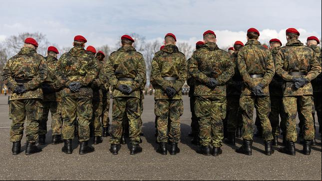 Soldaten stehen auf einen Platz in der Julius-Leber-Kaserne. Das Heer stellt eine neue Heimatschutzdivision als vierten Großverband auf. 