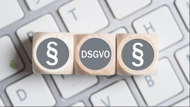 Bild: iStock / Getty Images Plus/http://www.fotogestoeber.de Würfel auf einer Tastatur mit der deutschen Abkürzung DSGVO