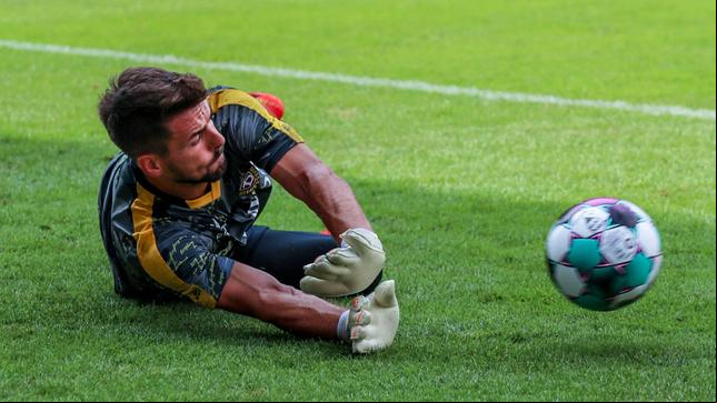 Torwart Patrick Wiegers von Dynamo Dresden pariert den Ball