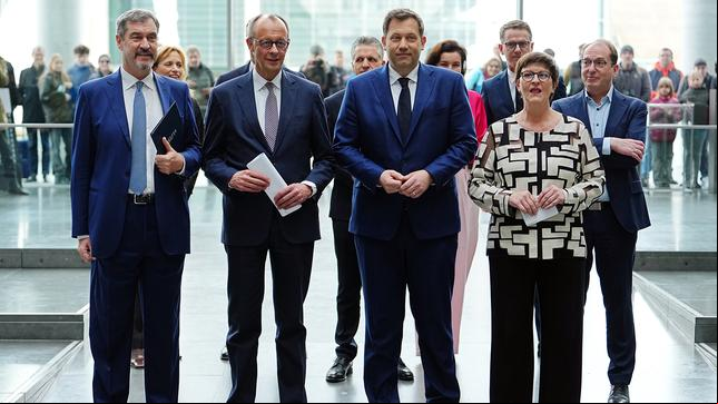 Bild: picture alliance/dpa | Kay Nietfeld Markus Söder (l-r), Ministerpräsident von Bayern und CSU-Vorsitzender, Friedrich Merz, Unions-Kanzlerkandidat und CDU-Bundesvorsitzender, Lars Klingbeil, SPD-Fraktions- und Bundesvorsitzender, und Saskia Esken, SPD-Bundesvorsitzende, kommen zu einer Pressekonferenz der Parteivorsitzenden von Union und SPD zur Vorstellung des Koalitionsvertrages im Paul-Löbe-Haus.