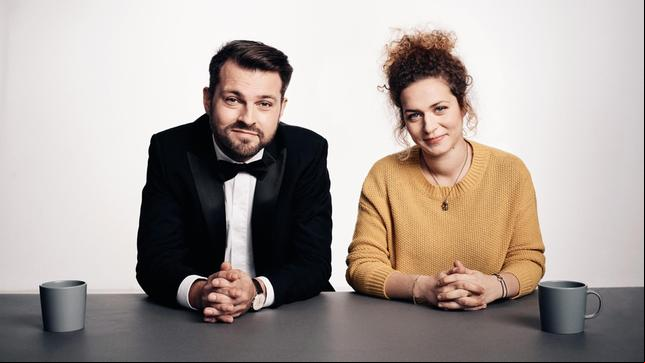 Bild: rbb Vier Jahre erfolgreich im Internet, Grimme-Preis 2019. Nun ist es endlich soweit: Das "Browser Ballett" kommt ins Erste. Unvorhersehbar werden Inhalte, Gastauftritte, Beiträge und musikalische Darbietungen in typischer Browser-Ballett-Manier gebrochen - inklusive grenzüberschreitender Umsetzung der geltenden Satireregeln. - Schlecky Silberstein und Christina Schlag.