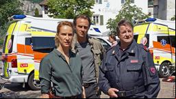Am Tatort: Sonja (Chiara Schoras, li.) mit ihren Kollegen Jonas (Gabriel Raab) und Peter (Hanspeter Muller-Drossaart, re.).