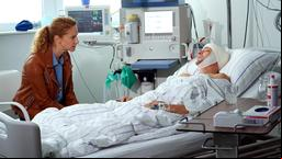 "Capo" Sonja Schwarz (Chiara Schoras) befragt Tobias Larcher (Christoph von Friedl) im Krankenhaus.