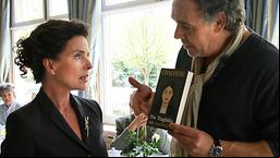 Arthur (Christian Kohlund) versucht, Hannah (Gudrun Landgrebe) für seinen Roman zu begeistern.