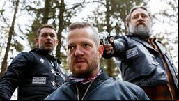 Biker Groll (Aurel Manthei, vorne) in Todesangst: Bandenchef Andy (Nicki von Tempelhoff) und Ricky (Julian Schmieder) möchten „die Ratte“ erledigen.