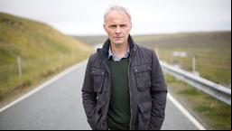 Duncan Hunter (Mark Bonnar) ist ein gewiefter Geschäftsmann, ohne ihn läuft auf den Shetlandinseln nichts. Er ist der leibliche Vater von Cassie Perez, kümmert sich aber nicht viel um seine Tochter.