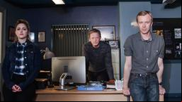 Durch die Hilfe seiner Kollegen Alison McIntosh"Tosh" (Alison O’Donnell) und Sandy Wilson (Steven Robertson) kommt Detective Inspector Jimmy Perez (Douglas Henshall, Mitte) schnell wieder mit den Eigenarten der Inselbewohner zurecht.
