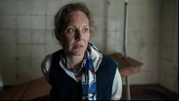Elke (Tessa Mittelstaedt) hat Mitleid mit ihrer Entführerin – aber auch große Angst.