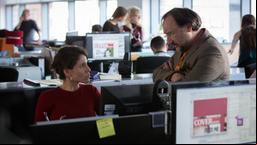 Frisch von Gibraltar zurück will Rosanna (Jasmin Gerat) wieder für „Cover“-Chefredakteur Nick Simon (Rainer Bock) arbeiten.