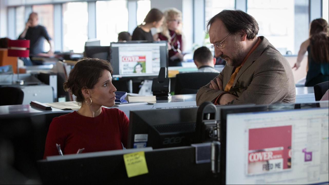 Frisch von Gibraltar zurück will Rosanna (Jasmin Gerat) wieder für „Cover“-Chefredakteur Nick Simon (Rainer Bock) arbeiten.