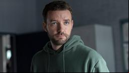 Gregor (Jonas Minthe) ist von der neuen Kollegin überrascht.