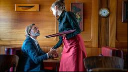 Jodoc Luzel (Peter Benedict) fühlt sich durch die junge Kellnerin Sieren Cléac (Amy Benkenstein) bedroht.