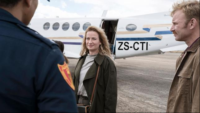 Kommissarin Rita Berg (Nina Gummich, Mitte) und ihr Kollege Jens Auer (Florian Karlheim, re.) treffen bei ihrer Ankunft in Peru auf die Kollegen vor Ort.