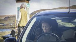 Meg Pattison (Lucianne McEvoy, re.) vermutet Demenz bei James Perez (Benny Young, li.).