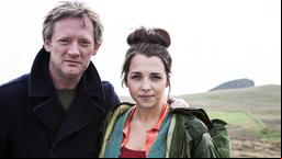 Nach dem Tod seiner Frau will Jimmy Perez (Douglas Henshall) mit seiner Stieftochter Cassie (Erin Armstrong) in seiner alten Heimat einen Neuanfang wagen.