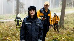 Polizistin Mette (Anna Fischer) und Postbote Heiner (Moritz Führmann) auf der Suche nach dem vermissten Förster.