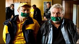 Vorne die Guten, hinten die Gangster: Dorfsheriff Koops (Aljoscha Stadelmann, re.) und Postbote Heiner (Moritz Führmann) in der Klemme.