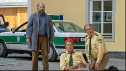 Das war knapp! Ein Geldbündel hat Hubert das Leben gerettet. V.l.n.r. Hausmeister (Nikolaus Frei), Hubert (Christian Tramitz), Girwidz (Michael Brandner)