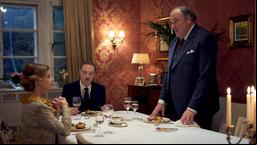 Der millionenschwere Hans Gerling (Martin Brambach, Mitte) ist der Jugendfreund Iwan D. Herstatts (Waldemar Kobus). Links Hans Ehefrau Irene (Leslie Malton).