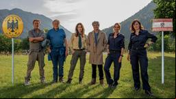Im Neujahrsprogramm zeigt Das Erste den Fernsehfilm „Hubert ohne Staller: Dem Himmel ganz nah“, am Mittwoch, 3. Januar 2024, um 20:15 Uhr. Es ist die vierte 90-minütige Fernsehauskopplung der erfolgreichen Vorabendserie. Die beliebten Polizisten aus Wolfratshausen, Hubert und Girwidz, ermitteln in dünner Alpenluft und lassen dabei kaum ein Fettnäpfchen aus. Im Bild v.l.n.r. Franz Hubert (Christian Tramitz), Reimund Girwidz (Michael Brandner), Sabine Kaiser (Katharina Müller-Elmau), David Pichler (Alfred Dorfer), Susanne Gabler (Doris Schretzmayer), Franziska Haas (Marlene Morreis)