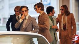 Mick Sommer (Tim Oliver Schultz, Mitte) ist so etwas wie der Rockstar der Herstatt-Bank: das hell leuchtende Zentrum der "Goldjungs", der Garant für große Gewinne durch den Devisenhandel.