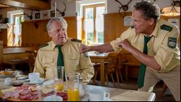 Nanu! Wieso ist den Hubert (Christian Tramitz) so gut gelaunt? Girwidz (Michael Brandner) wundert sich.