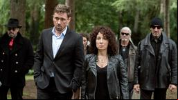 Piet Wellbrook (Peter Fieseler) und Harry Möller (Maria Ketikidou) mischen sich unter die Trauerfeier für eine ehemalige Kiezgröße.