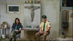 Riedl (Paul Sedlmeir) und Sabine Kaiser (Katharina Müller-Elmau) beim Steinmetz - wie war noch mal der Vorname von Hubert?