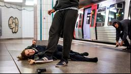 U-Bahn-Station St. Pauli, 06:07 Uhr: Nina Sieveking (Wanda Perdelwitz) ist der Gewalt der zwei Männer wehrlos ausgeliefert.