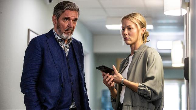 Kommissar Bäckström (Kjell Bergqvist) und Kollegin Carlsson (Agnes Lindström Bolmgren).