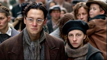Bild: WDR/Thomas Kost Marcel Reich-Ranicki: Mein Leben: Marcel (Matthias Schweighöfer) und Tosia (Katharina Schüttler)