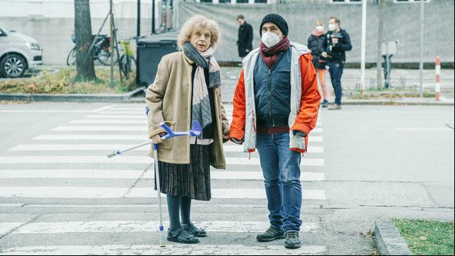 Bild: BR/Geißendörfer Pictures/Hendrik Heiden Regisseur Oliver Haffner und Ilse Neubauer (Rolle: Johanna Schrödinger) bei den Dreharbeiten.