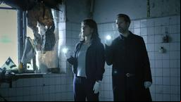 Brasch (Claudia Michelsen) und Köhler (Matthias Matschke) durchsuchen das Gebäude.